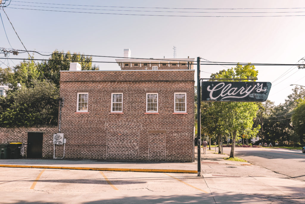 8 of the best places to eat in Savannah Georgia | Clary's Cafe #simplywander #savannah #georgia #claryscafe