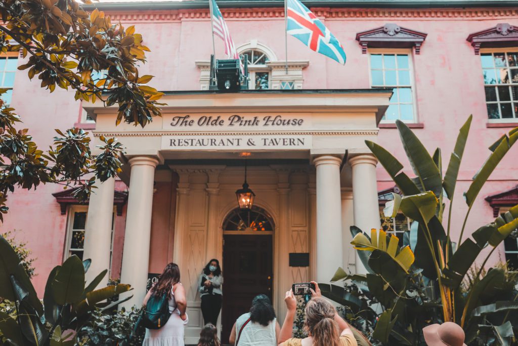 8 of the best places to eat in Savannah Georgia | The Olde Pink House #simplywander #savannah #georgia #oldepinkhouse