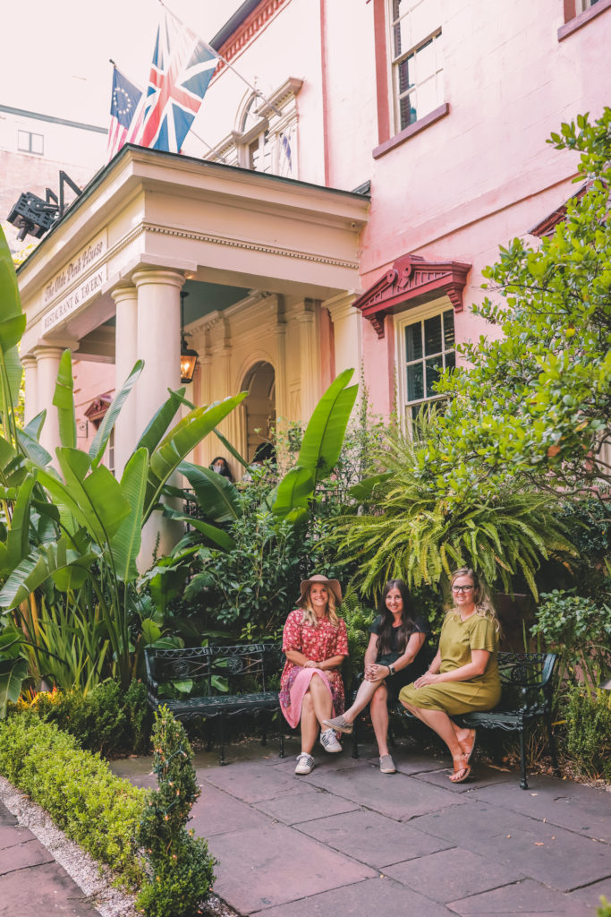 8 of the best places to eat in Savannah Georgia | The Olde Pink House #simplywander #savannah #georgia #oldepinkhouse
