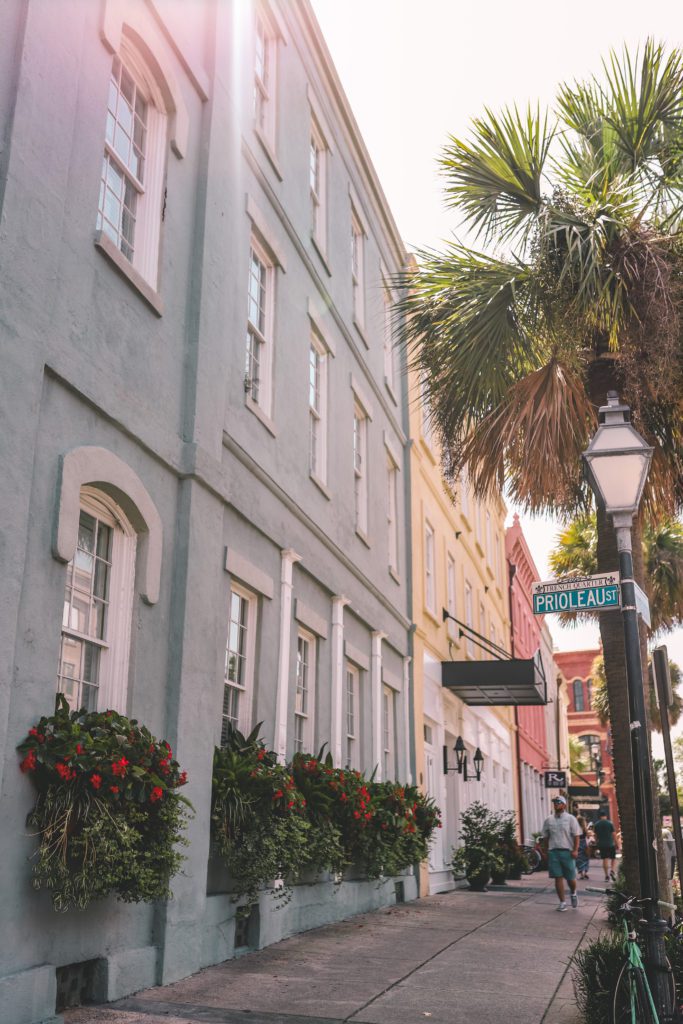 Best things to do in Charleston SC for a girl's weekend | Shopping on King Street #simplywander #charleston #southcarolina #kingstreet