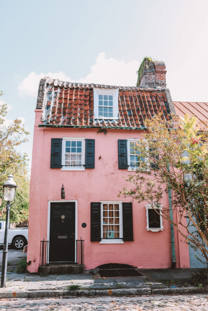 Best things to do in Charleston SC for a girl's weekend | See The Pink House #simplywander #charleston #southcarolina #pinkhouse