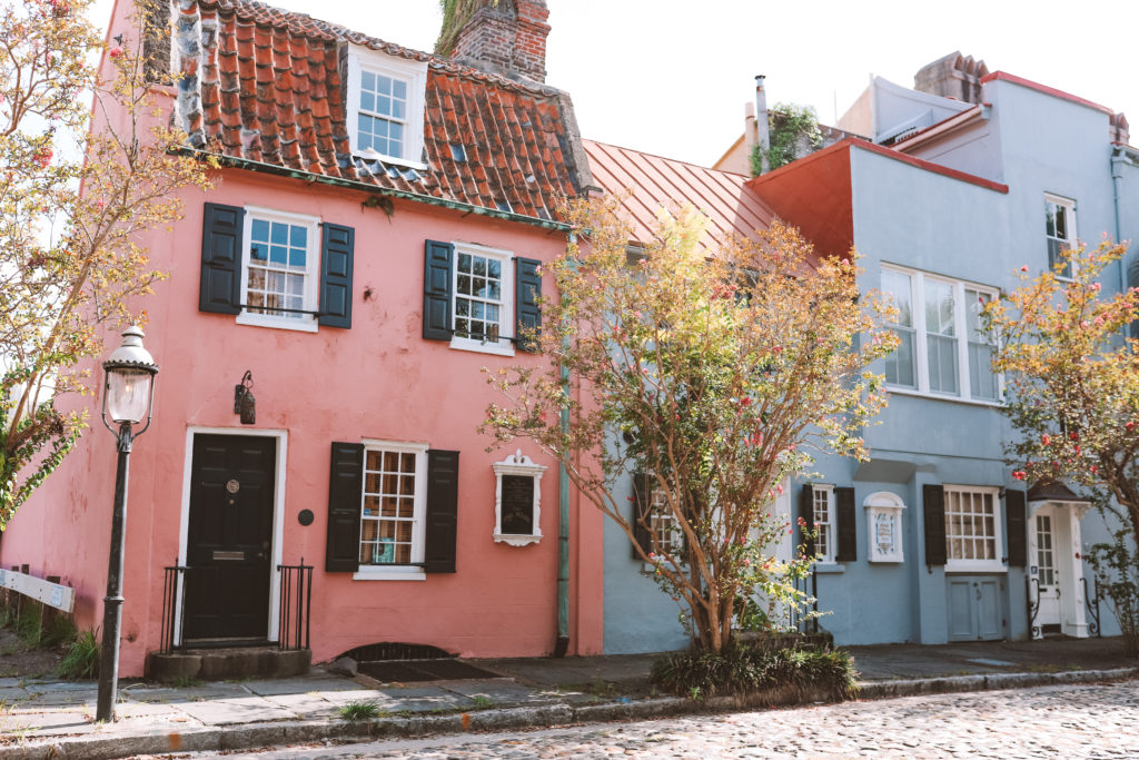 Best things to do in Charleston SC for a girl's weekend | See The Pink House #simplywander #charleston #southcarolina #pinkhouse