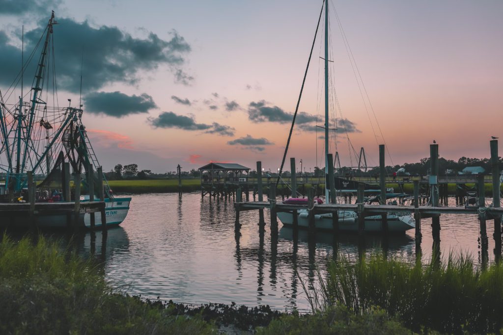 Best things to do in Charleston SC for a girl's weekend | Shem Creek Outer Banks filming location #simplywander #charleston #southcarolina #shemcreek #outerbanks
