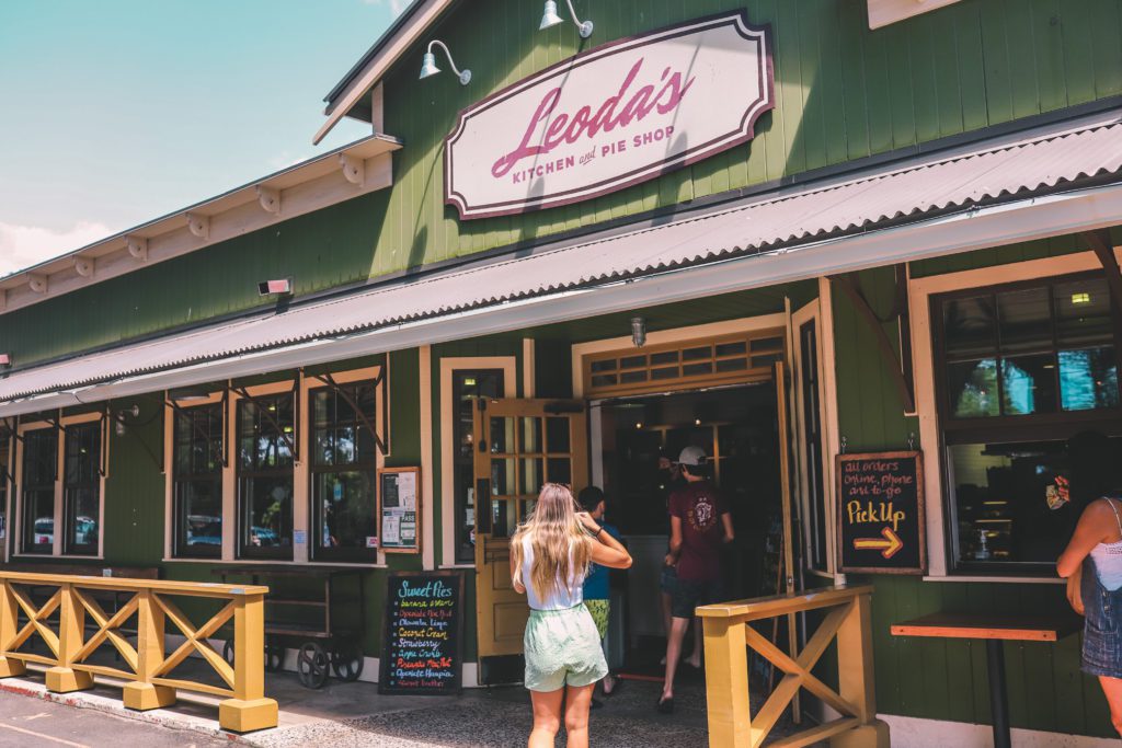 10 Best Places to Eat in Maui, Hawaii | Leoda's Kitchen and Pie Shop #simplywander #maui #hawaii #leodaskitchen