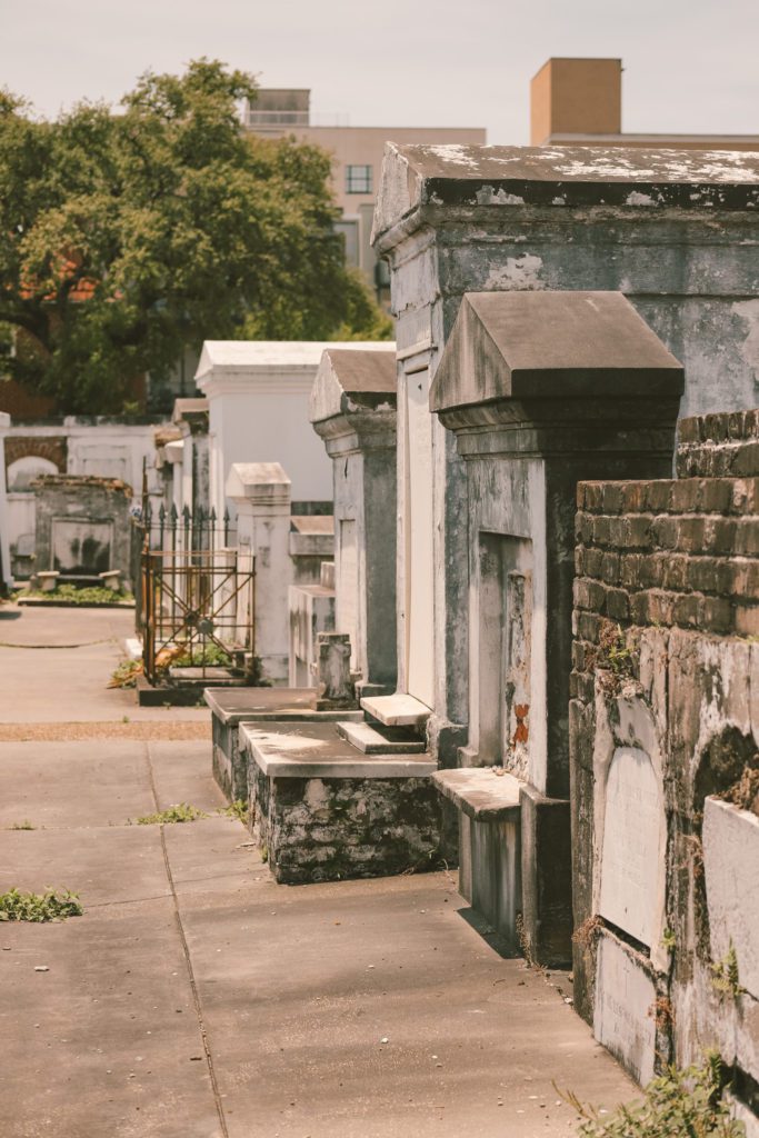 18 Famous Places to See in New Orleans' Garden District | Lafayette Cemetery No.1 #simplywander #neworleans #gardendistrict