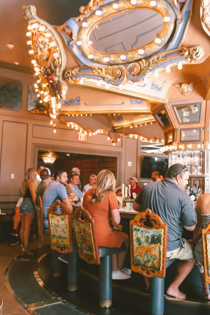 12 Unique Things to do in the French Quarter in New Orleans | Hotel Monteleone Carousel Bar #simplwander #neworleans #frenchquarter