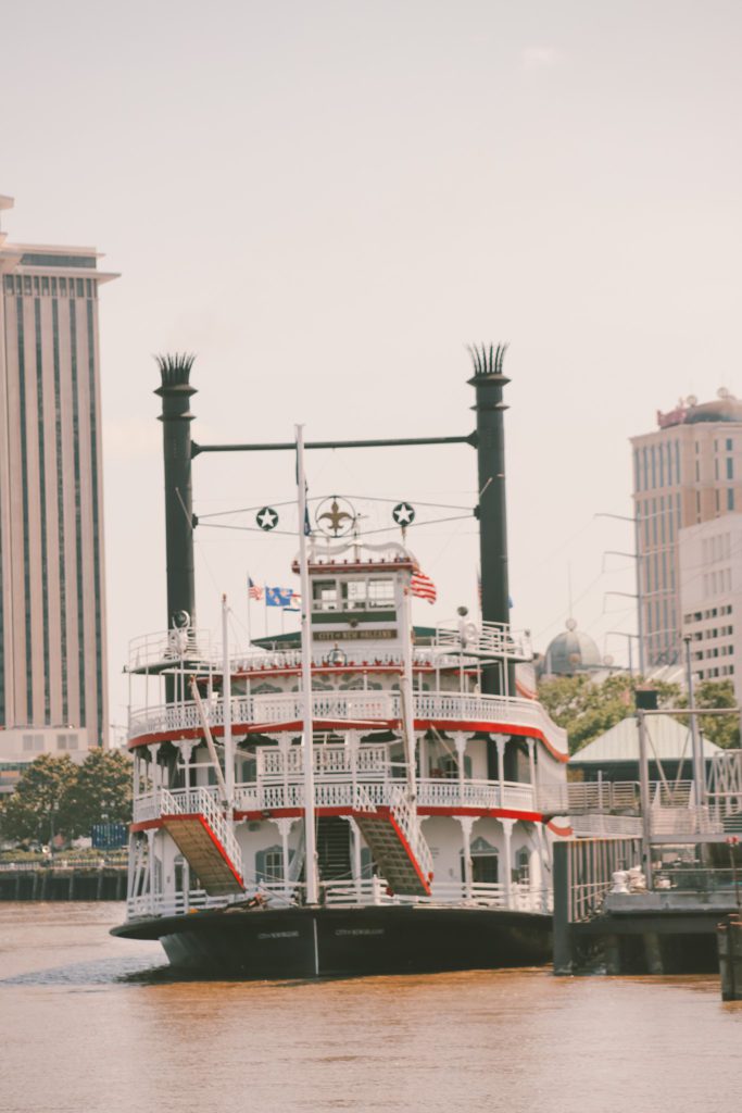 12 Unique Things to do in the French Quarter in New Orleans | Take a steamboat cruise on the Mississippi River #neworleans #frenchquarter