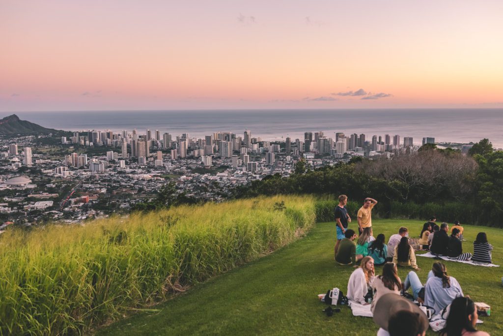 Bucket List Things to do in Oahu | Watch the sunset at Tantalus Lookout #simplywander