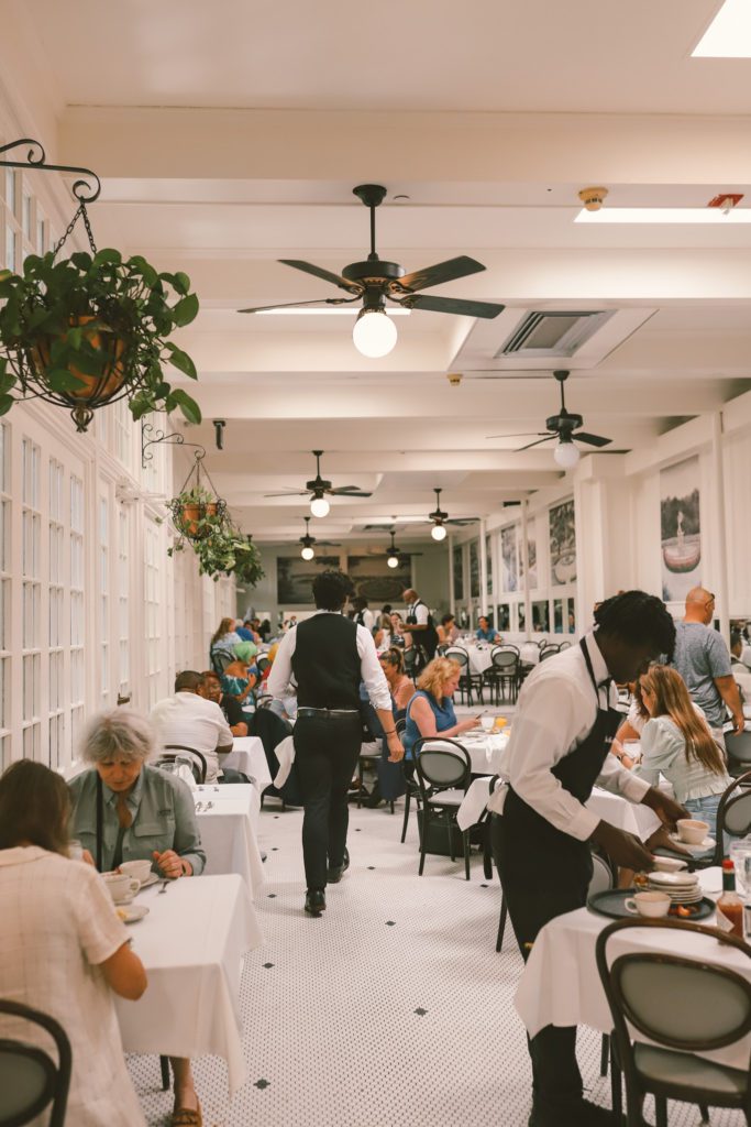 8 of the Best Places in New Orleans to Eat | Court of Two Sisters #simplywander #neworleans #bestrestaurants