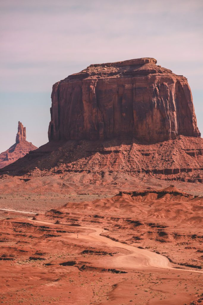 First Time Guide to Visiting Monument Valley | Monument Valley Scenic Loop Drive #simplywander #monumentvalley #utah #arizona
