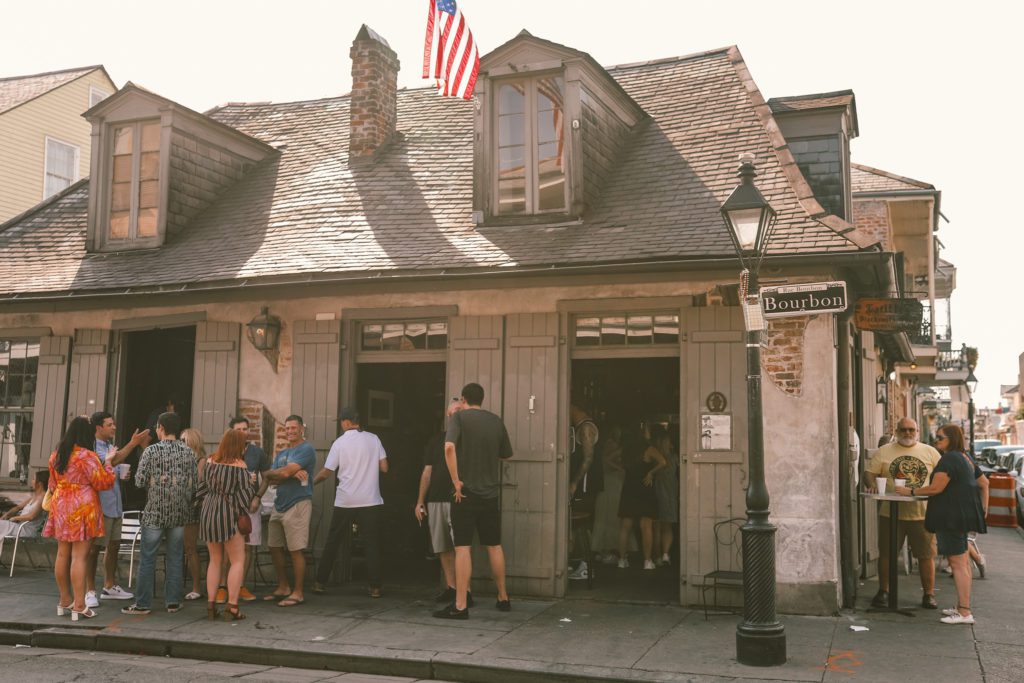 The Perfect New Orleans 3 Day Itinerary | Lafitte's Blacksmith Shop Bar #simplywander #neworleans #louisiana