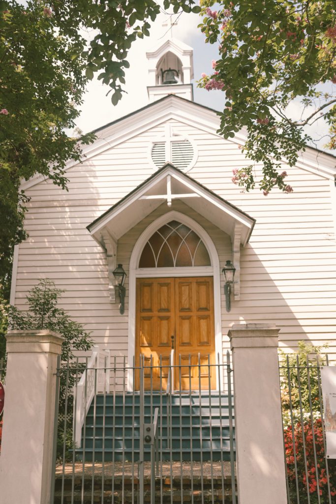 A Self-Guided New Orleans Garden District Walking Tour | St. Mary's Chapel #simplywander #gardendistrict #neworleans