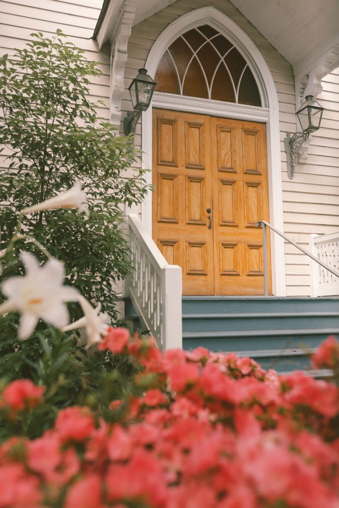 A Self-Guided New Orleans Garden District Walking Tour | St. Mary's Chapel #simplywander #gardendistrict #neworleans