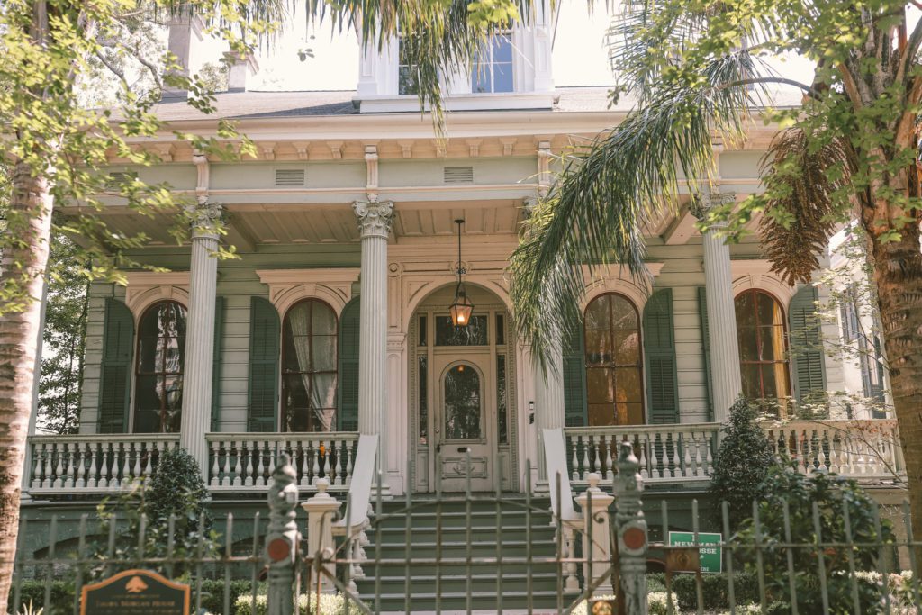18 Famous Places to See in New Orleans' Garden District | Simply Wander #gardendistrict #neworleans