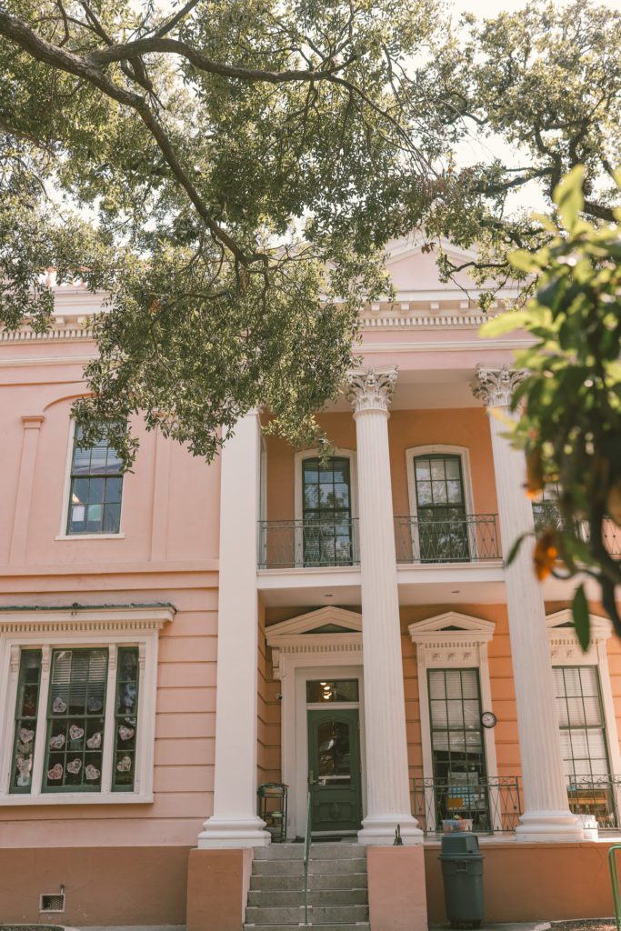 18 Famous Places to See in New Orleans' Garden District | Trinity Episcopal Church #simplywander #gardendistrict #neworleans