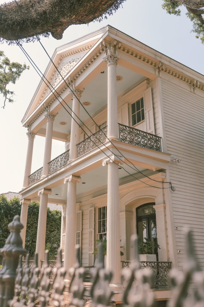 A Self-Guided New Orleans Garden District Walking Tour | Simply Wander #gardendistrict #neworleans