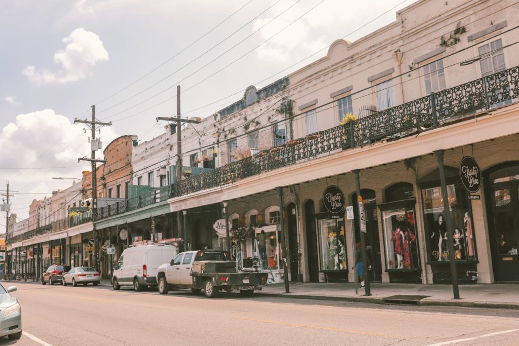 18 Famous Places to See in New Orleans' Garden District | Magazine Street #simplywander #gardendistrict #neworleans