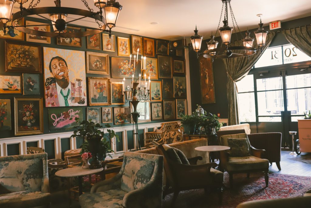18 Famous Places to See in New Orleans' Garden District | Pontchartrain Hotel #simplywander #neworleans #gardendistrict