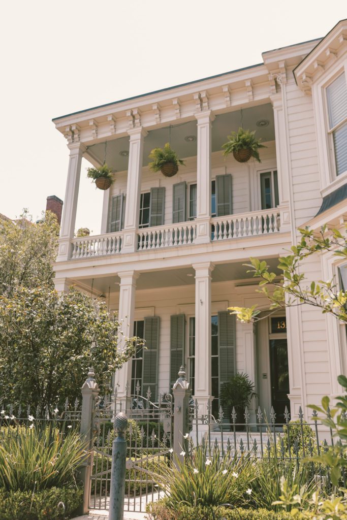 18 Famous Places to See in New Orleans' Garden District | Simply Wander #simplywander #neworleans #gardendistrict