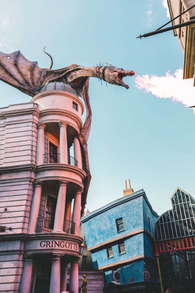 The Wizarding World of Harry Potter Photos and Tips | Harry Potter and the Escape from Gringotts Universal Studios Orlando #simplywander #harrypotterworld #orlando #universal