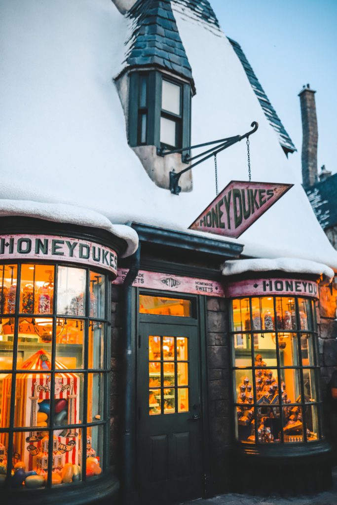 The Wizarding World of Harry Potter Photos and Tips | Honeydukes in Hogsmeade at Islands of Adventure Universal Orlando #simplywander #harrypotterworld #orlando #universal #hogsmeade