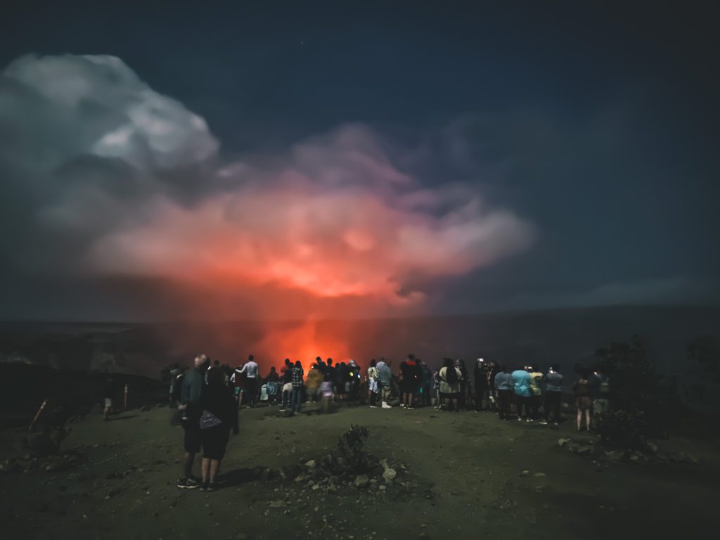 Best Things to do at Hawaii Volcanoes National Park | See the lava at the Keanakako'i Overlook #simplywander #volcanoesnationalpark #hawaii