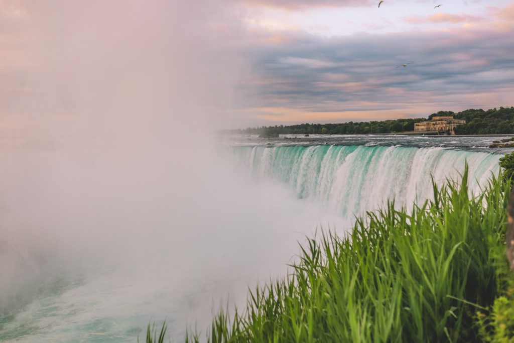 10 Amazing Things to do at Niagara Falls | Horseshoe Falls viewpoint at Table Rock Welcome Center #simplywander