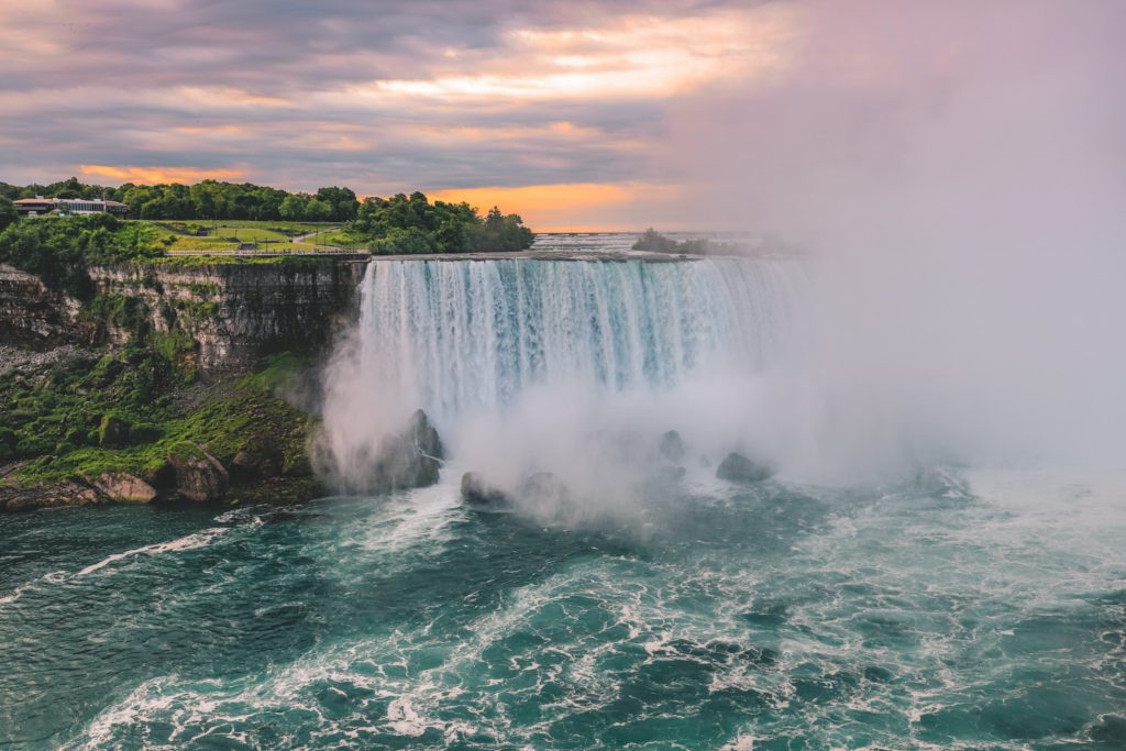10 Amazing Things to do at Niagara Falls | Horseshoe Falls viewpoint at Table Rock Welcome Center #simplywander