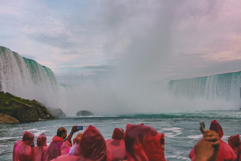 10 Amazing Things to do at Niagara Falls | Niagara City Cruises and Maid of the Mist boat tours #simplywander