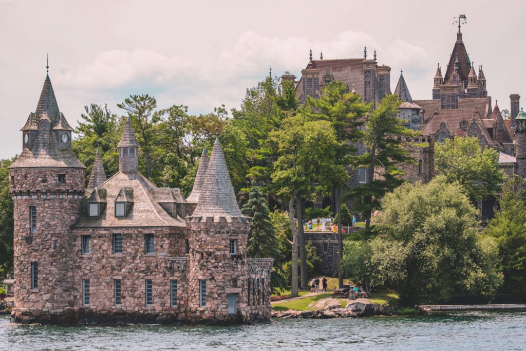 Best Things to do in Thousand Islands Canada and New York | Tour Boldt Castle #simplywander