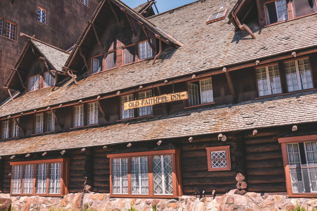 Best Things to do in Yellowstone National Park | Old Faithful Inn #simplywander