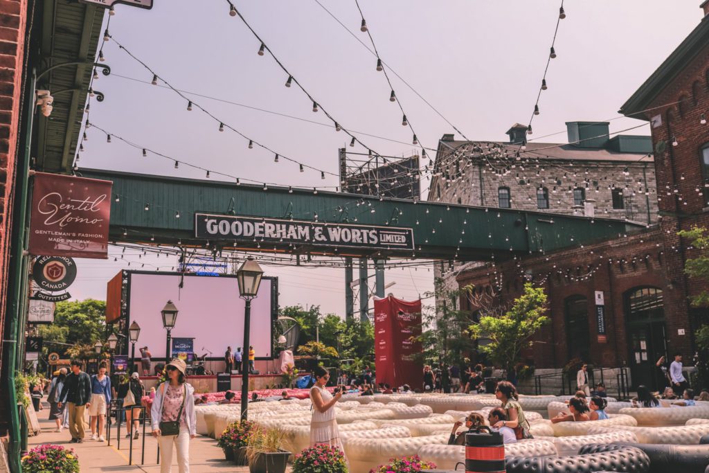7 Things to do in Toronto with Kids | Visit the Historic Distillery District #simplywander