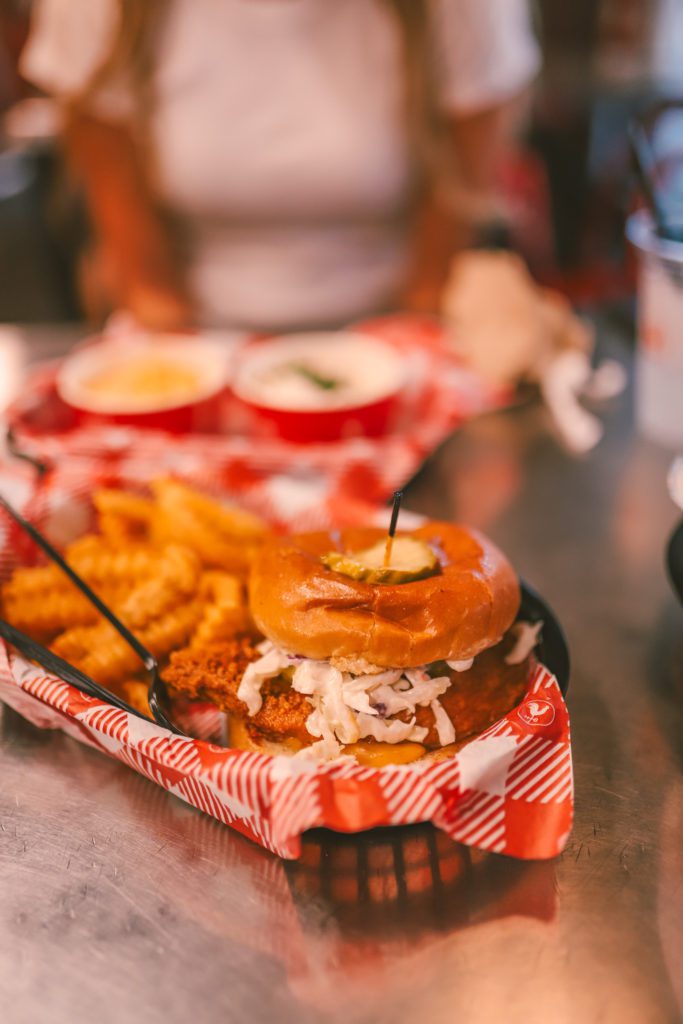 Best Places to Eat in Nashville, Tennessee | Hattie B's #simplywander