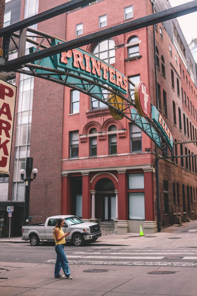 11 of the Best Things to Do in Nashville, Tennessee | Printer's Alley #simplywander