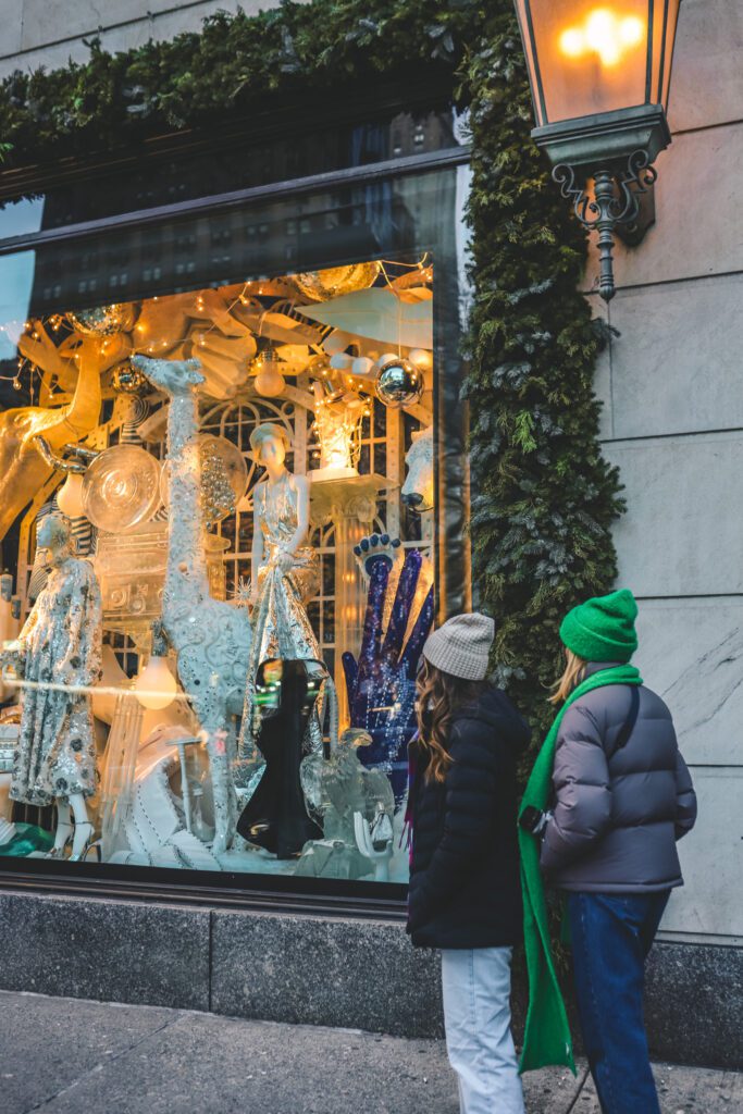 12 Bucket List Things to do In New York at Christmas | See the window displays on 5th Avenue #simplywander