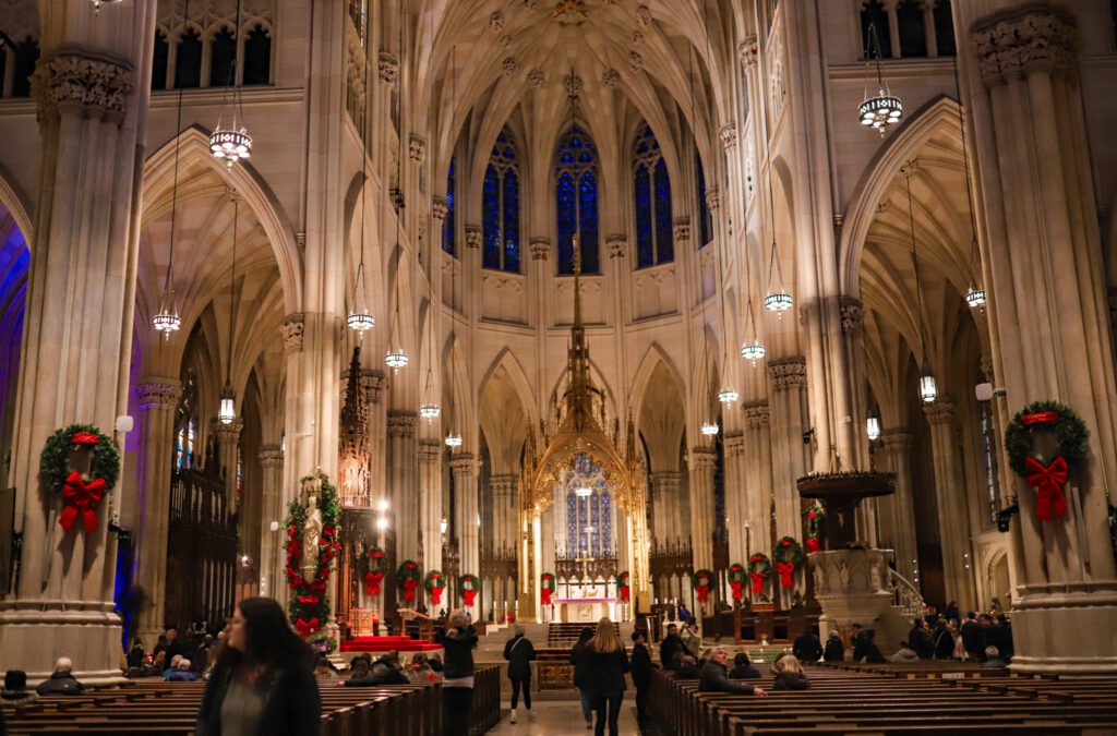 12 Bucket List Things to do In New York at Christmas | Visit St. Patrick's Cathedral #simplywander