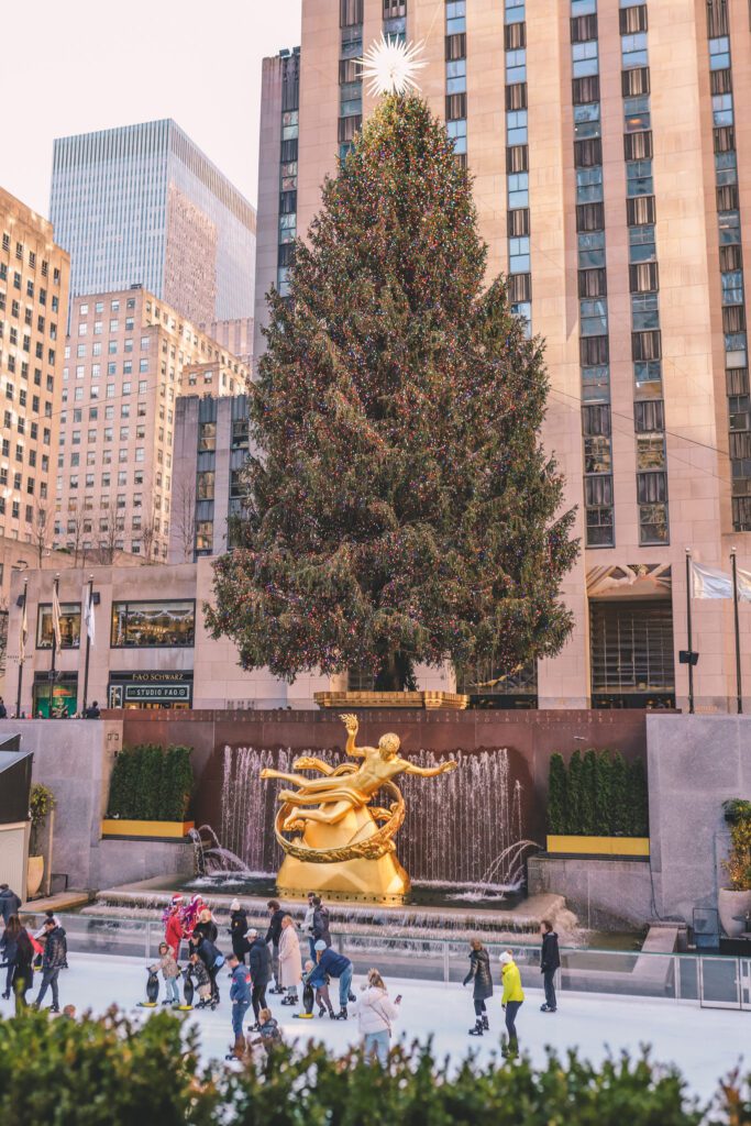 12 Bucket List Things to do In New York at Christmas | Go ice skating at Rockefeller Center #simplywander