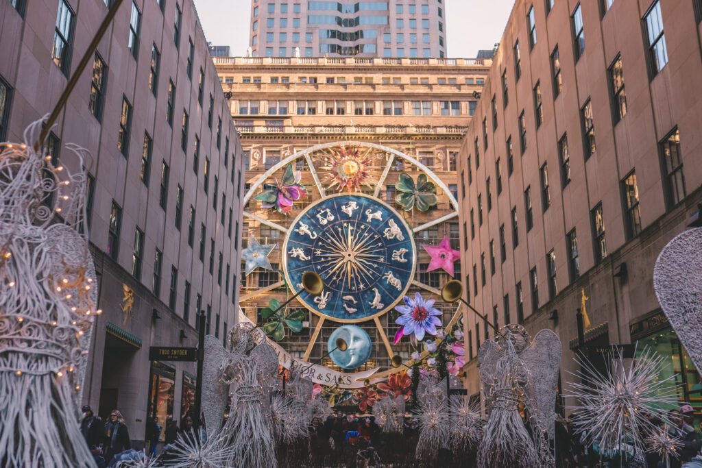 12 Bucket List Things to do In New York at Christmas | See the window displays on 5th Avenue #simplywander
