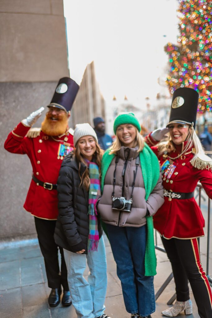 12 Bucket List Things to do In New York at Christmas | Visit FAO Schwarz #simplywander
