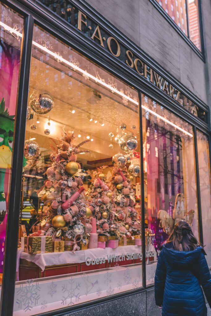 12 Bucket List Things to do In New York at Christmas | Visit FAO Schwarz #simplywander