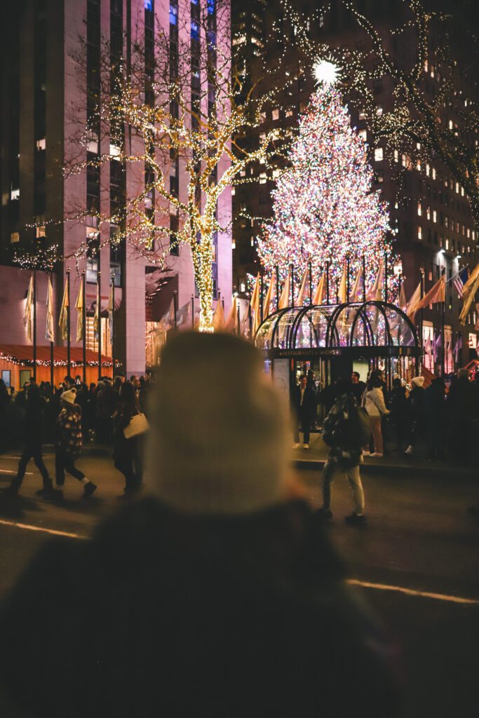 12 Bucket List Things to do In New York at Christmas | Rockefeller Christmas Tree #simplywander