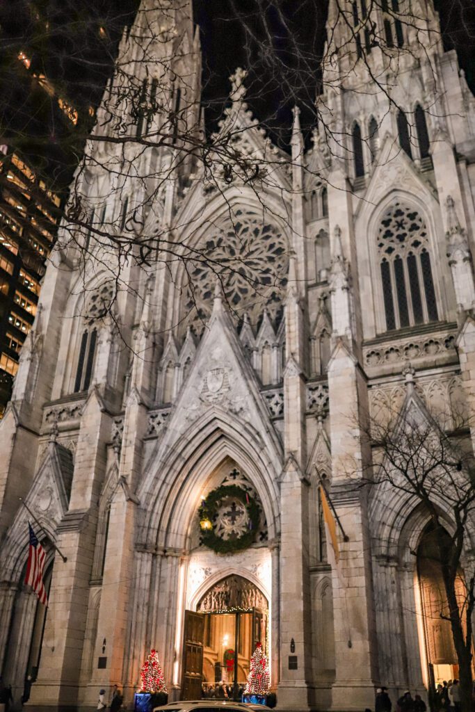 12 Bucket List Things to do In New York at Christmas | Visit St. Patrick's Cathedral #simplywander