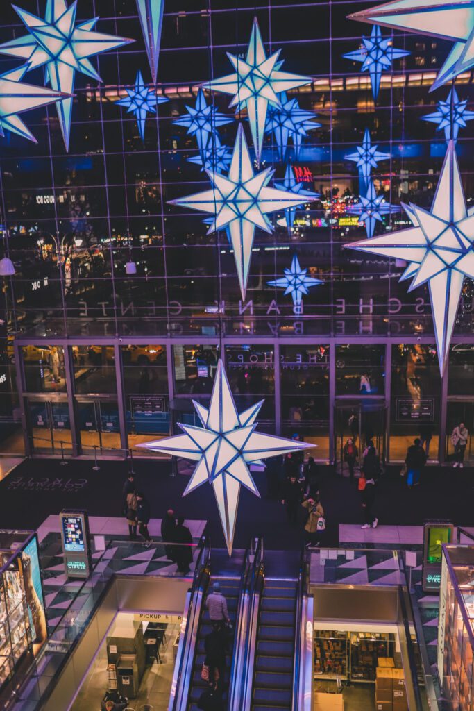 12 Bucket List Things to do In New York at Christmas | Columbus Circle Holiday Market #simplywander