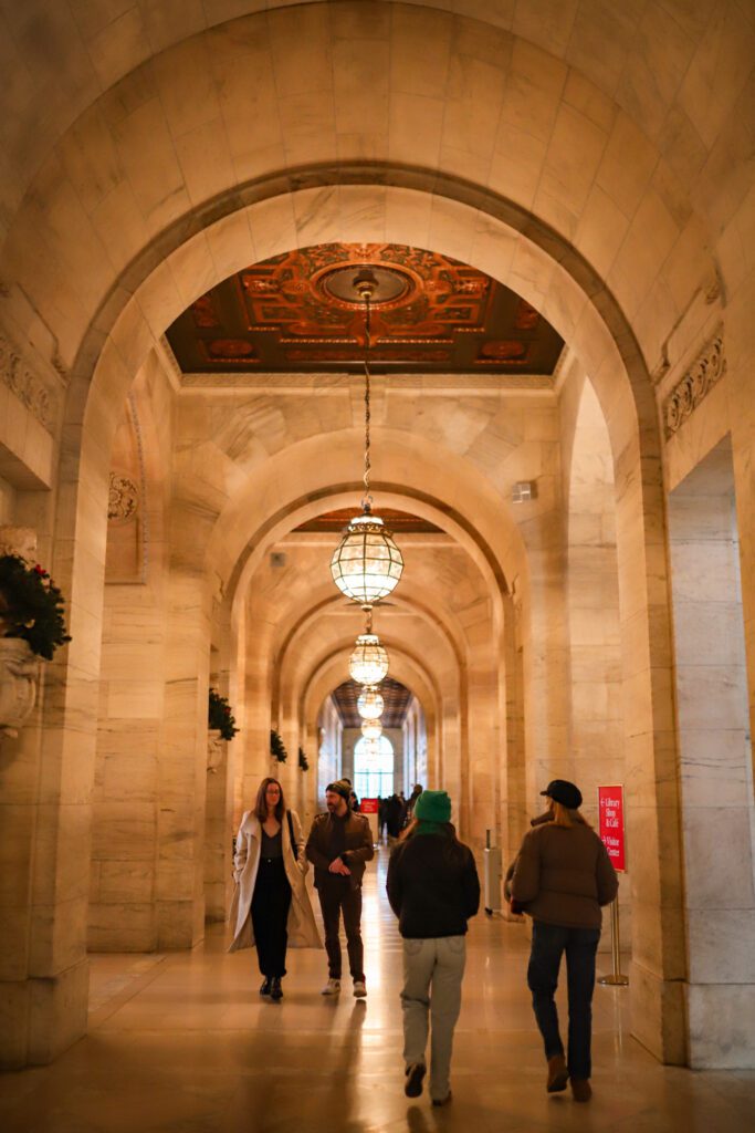 12 Bucket List Things to do In New York at Christmas | Visit the New York Public Library #simplywander