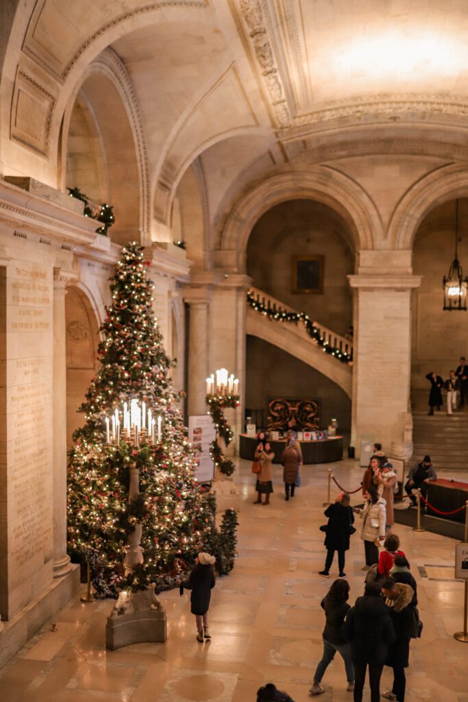 12 Bucket List Things to do In New York at Christmas | Visit the New York Public Library #simplywander
