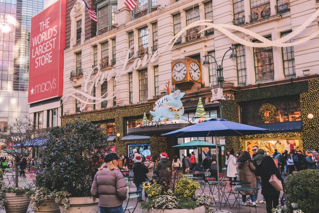 12 Bucket List Things to do In New York at Christmas | Visit Macy's on 34th Street #simplywander