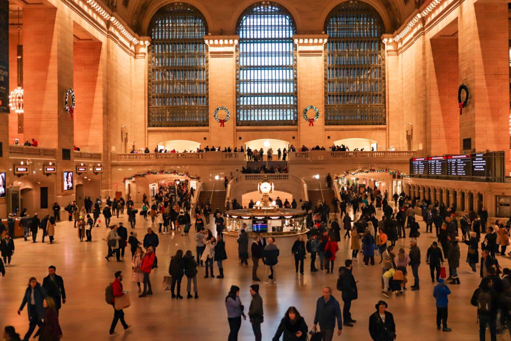 12 Bucket List Things to do In New York at Christmas | Visit Grand Central Terminal #simplywander