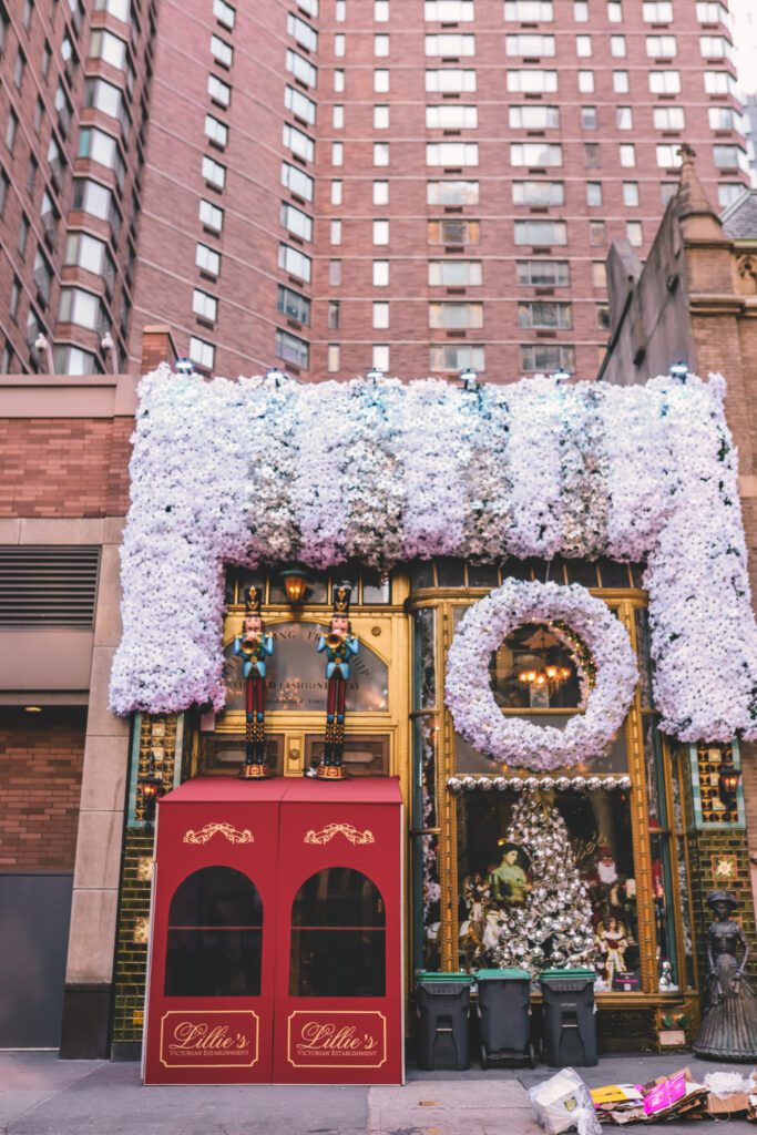 12 Bucket List Things to do In New York at Christmas | Eat at a Christmas themed restaurant #simplywander
