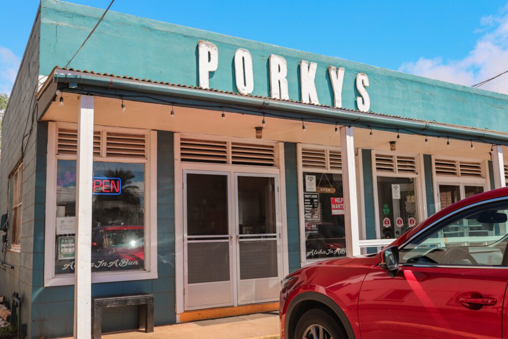 Best Places to Eat in Kauai, Hawaii | Porky's Kauai #simplywander