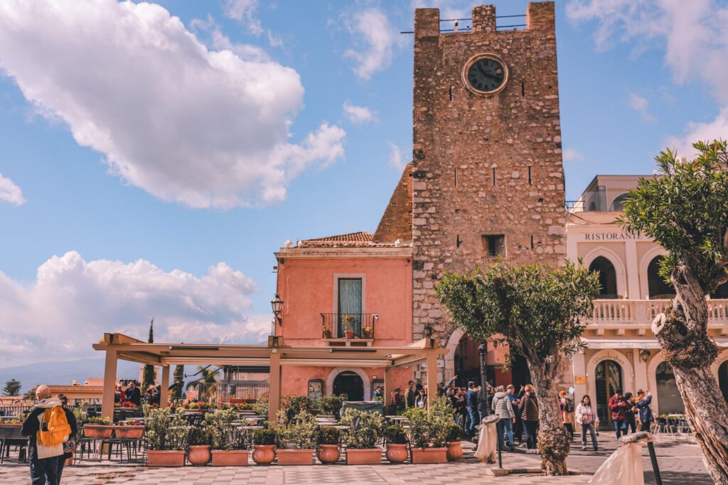 8 Cool Things to See in Taormina, Sicily | Piazza IX Aprile #simplywander